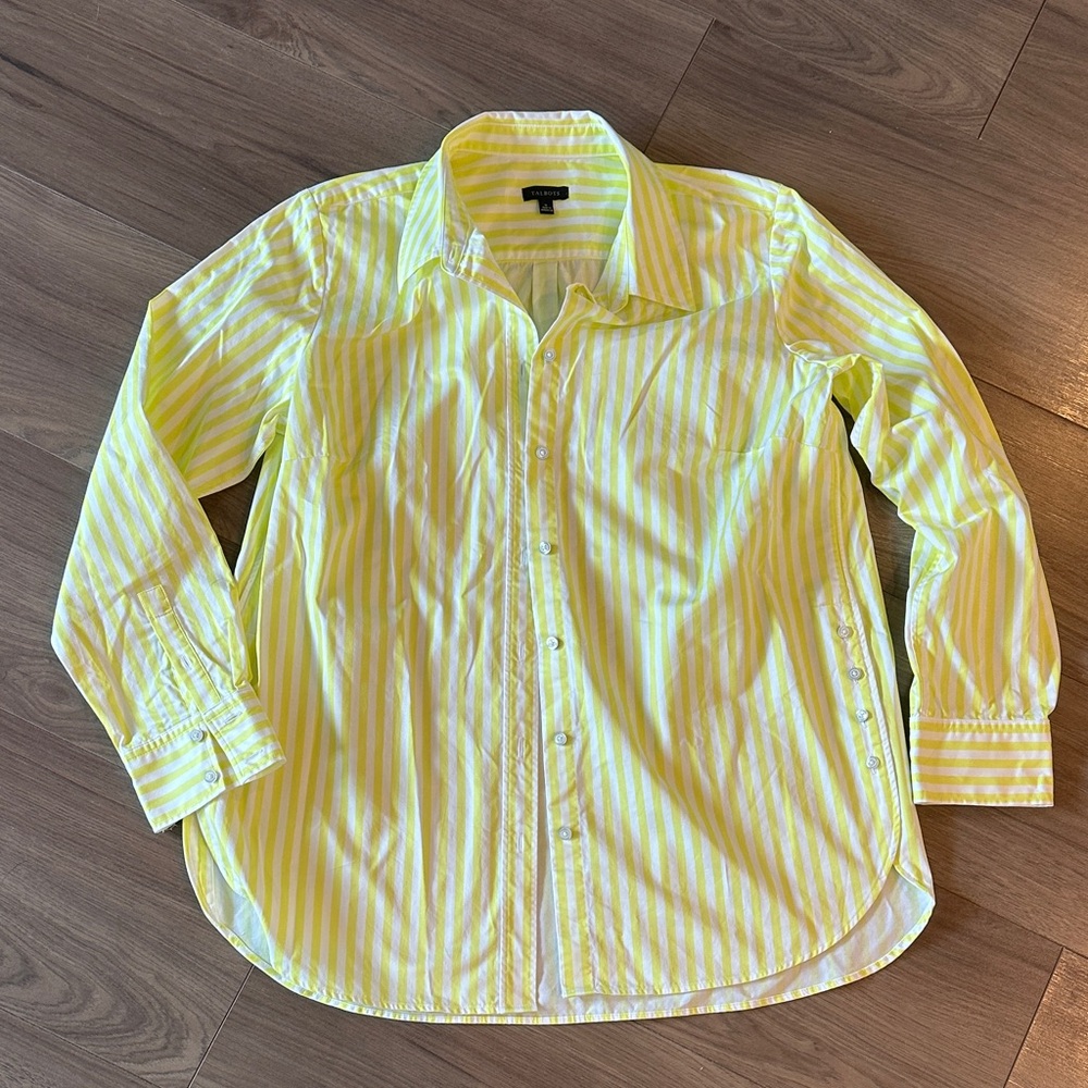 Talbots NWOT button shirt with side vents. 100% cotton yellow and white stripes.